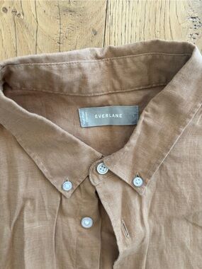 Everlane Linen Button-Up Shirt in Caramel Brown